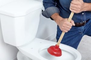 Comment déboucher une toilette avec un piston